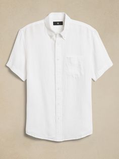 Luxurious, beautiful and naturally breathable, this linen shirt is crafted from 100% linen so it stays crisp and cool even in heat and humidity.  Standard fit.  Button-down collar with button-front closure.  Chest pocket.  Shirttail hem.  Standard fit.  Short sleeves.  Hip length.  Model: Size M, 6'2" (188cm). White Dress Shirts For Men, White Linen Shirt Men, Short Sleeve Linen Shirt, Family Presents, White Linen Shirt, Linen Short, White Shirt Dress, Fitted Trousers, Lace Shirt