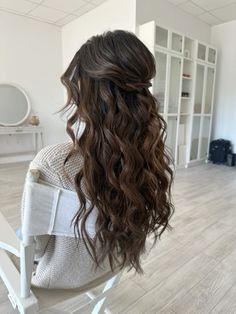 Hairstyles For Long Hair Formal Event, Curled Hair With Pieces Pulled Back, Half Up Half Down With Curled Hair, Half Up Half Down Elegant Hairstyles, Bride Hairstyles Half Up Half Down Long, Long Wedding Hair All Down, Bridal Half Up Half Down With Veil, Wavy Hair Formal, Curled Hair Half Up Half Down