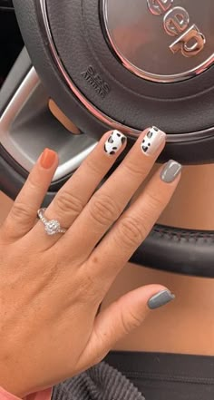 Fall Nails With Cow Print, Short Dip Powder Nails Western, Cute Short Western Nails, Fall Cowprint Nails, Cowprint Nail Design Short, Country Concert Nails Ideas Simple, Cute End Of Summer Nails, Western Fall Nail Ideas, Western Nail Art Designs