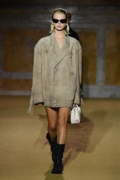 Coach RTW Spring 2024 [PHOTOS] – WWD 2024 Runway, Modern Street Style, 90s Fashion Outfits, Vintage Silhouette, Minimalist Chic, Oversized Blazer, Timeless Accessories, July 4, Runway Show