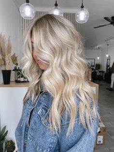 All Over Blonde Balayage, Lite Blonde Hair, Butter Blonde With Shadow Roots, Blonde Hair Color Ideas Dimension, Light Blonde Dimensional Hair, Dimension Blonde Hair, White Blonde Hair With Money Piece, Blonde With Cool Lowlights, Short Blonde Hair Color Ideas For Summer Shoulder Length