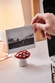 Mushroom Cap Photo Holder Picture Frame | Home Gift Ideas: Holiday & Housewarming Gift Basket Ideas Photo Stand, Pottery Crafts, Diy Pottery, Ceramics Pottery Art