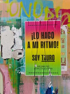 there is a sign on the wall that says i'd hago a mi ritmo soy tauro