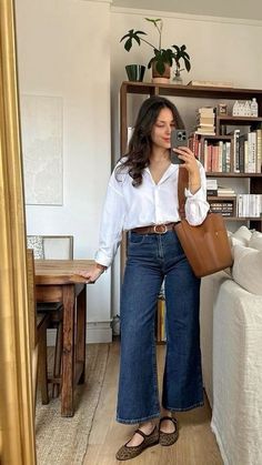 Simple Business Casual Outfits Summer, Dinner Outfits Cruise, Spring Casual Office Outfits Women, Pta Meeting Outfit, Midsize French Style, Staple Outfits For Women, Super Feminine Outfits, Timeless Style Outfits, Carpenter Pants Women Outfit