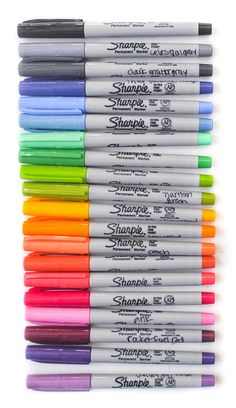 many different colored markers are lined up together