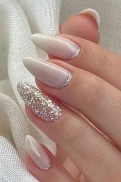 unhas  unhas Glitter Tips, White And Silver Nails, Bride Nails, Glam Nails, Sparkly Nails, Oval Nails, Silver Nails, Short Styles