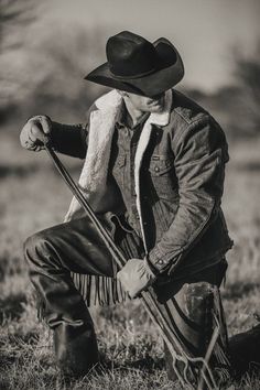 Cowboy Hat Aesthetic Men, Cowboy Hat Photography, Cowboy Aesthetic Men, Remy Bonjasky, Cowboy Poses, Devney Perry, Cowboy Lifestyle, Cowboy Hat Styles