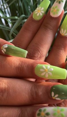 Green Nails With Yellow Flowers, Green Nails With Daisy, Daisy Nails Acrylic, Green Flower Nail Designs, Summer Nails Daisy, Green Nails With Flowers, Wild Flower Nails, Green Flower Nails