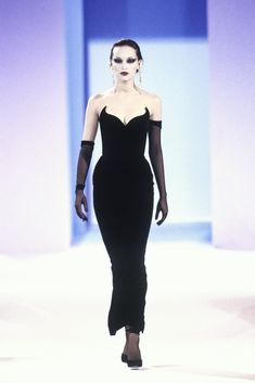 Mugler 90s, Trendy Festival Outfits, 90s Runway Fashion, Runway Fashion Couture, Runway Dresses, Thierry Mugler, Dark Fashion, Looks Vintage