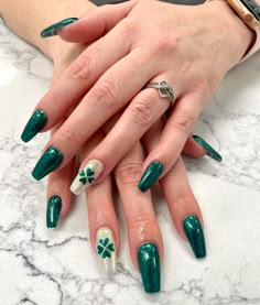 20+ Cute St. Patrick's Day Nails for 2022 - ♡ July Blossom ♡ Nails For Saint Patricks Day, St Patricks Day Nails Simple, Saint Patricks Day Nails, St Patrick Day Nails Acrylic, Shamrock Nails, St Patrick's Day Nails