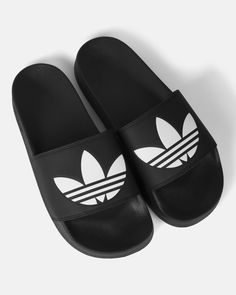 adidas Originals Adilette lite Sandaler.     - Mönstrad yttersula för bättre grepp.  - Bekväm fotbädd formad efter foten för maximal komfort.     Material: 100% Gummi. Sneakers Online, Adidas Originals, Daily Wear, Fashion Shoes, Slippers, Street Wear, Adidas, Sandals