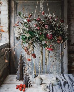 hanging flowers Hanging Flower Arrangements, Artificial Arrangements, Hanging Centerpiece, Christmas Chandelier, Straw Flowers, Flowers Hanging, Christmas Flower Arrangements, Decor Studio, Flower Installation