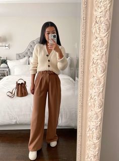 Dress Pants Fall Outfit, Dress Down Dress Pants, Trouser Pants Outfits Winter, Casual Outfit With Dress Pants, Flat Pants Outfit, Office Clothes With Sneakers, Trousers And Tennis Shoes, Professional Outfit Sneakers, Wide Leg Trouser With Sneakers