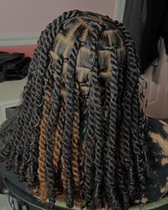 Invisible Twist Hairstyles, Invisible Locs Brown And Black, Long Invisible Locs Hairstyle, Invisible Locs Hairstyle Long, Invisible Locs Medium Length, Invisible Locs Hairstyle Ideas Long, Peekaboo Twist With Curls, Invisible Locs Parting Guide, Invisible Locs With Peekaboo