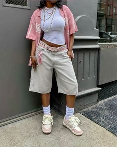 Pink And Gray Outfit, Nyc Street Wear, Pakaian Hipster, Street Style Outfits Casual, Pink Streetwear, Outfit Inspo Casual, Tomboy Outfits, Tomboy Style Outfits