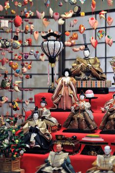 there are many figurines on display in the store