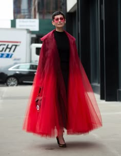 Street style at New York Fashion Week Spring 2019. Fashion Media, Looks Street Style, Red Coat, Mode Inspo, Looks Style, Mode Inspiration, Kuala Lumpur, Fashion Week Spring, New York Fashion Week