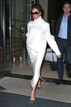 Style Victoria Beckham, Sweater And Skirt, Winter Date Night Outfits, Victoria Beckham Outfits, Chique Outfit, Victoria Beckham Style, Woman In White, Mode Casual