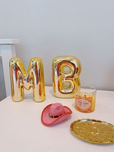 Preppy Office Decor, Sorority Room, College Dorm Room Inspiration, Couples Initials, Dorm Room Styles, Pink Dorm, College Room Decor, Preppy Bedroom, Dream Dorm