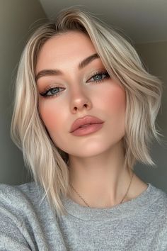 21 Must-Try Fall Makeup Looks That Are Sizzling Fall Full Glam Makeup, Natural Makeup Family Photos, Glowy Fall Wedding Makeup, Fall Makeup Fair Skin, Neutral Fall Makeup, Fall 2024 Makeup Looks, Fall Make Up 2024, Subtle Fall Makeup, Aesthetic Fall Makeup