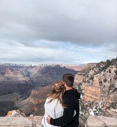 couple picture at the Grand Canyon!! Grand Canyon Engagement, Antelope Canyon Couple Photos, Grand Canyon Picture Ideas Couples, Grand Canyon Couple Pictures, Grand Canyon Family Vacation, Couples Vacation Photos, Colorado Aesthetic