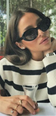 Femenine Outfits Casual, Kinfolk Aesthetic, Old Money Style Women, Trendy Sunglasses, Looks Street Style, Mode Inspo, Looks Chic, Mode Inspiration, Old Money