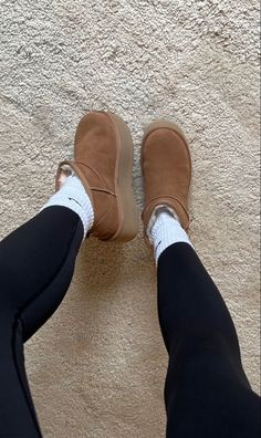 Style Ugg Tasman, Ugg Tasman Slippers Outfit, Ugg Classic Mini Platform, Shoes Uggs, Platform Uggs, Ugg Platform, Cute Uggs, Slippers Outfit, Ugg Classic Mini