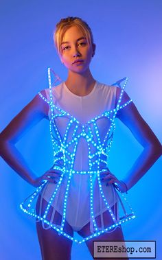 Reflective Festival Outfit, Glow Stick Costume Ideas, Clear Pvc Fashion, Neon Lights Outfit, Light Up Festival Outfit, Neon Costume Ideas Diy, Light Up Rave Outfit, Led Clothing Diy, Led Rave Outfits