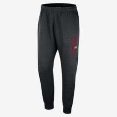 A closet staple, these Bulls joggers combine a classic look with the soft comfort of fleece for a pant that you can wear every day. Jogging Nike, Nba Miami Heat, Nike Nba, Joggers Black, Nba Chicago Bulls, Miami Heat, Chicago Bulls, Men's Nike, Jogger Pants