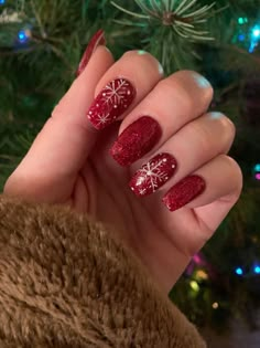 Red Snowflake Nails Acrylic, Red Christmas Nail Designs, Christmas Present Nails, Red Christmas Nail, Christmas Nails Red, Xmas Nail Designs, Small Nails, Red Christmas Nails, Nail Shimmer