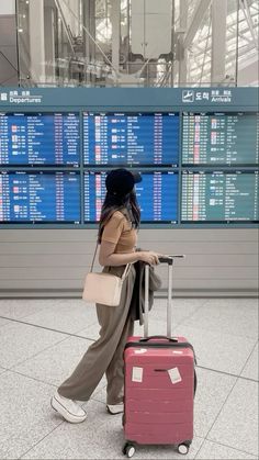 Airport Shots Travel, Aesthetic Airport Pics, Airport Girl Aesthetic, Airport Aesthetic Friends, Airport Pics Ideas, Airport Poses Ideas, Airport Poses Instagram, Airport Pictures Ideas, Outfit Aeroport