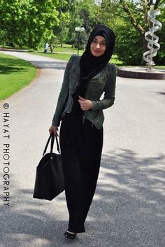 Street style look with hijab Turkish Hijab Style, How To Wear Hijab, Muslimah Style, Fashion Designers Famous, Muslim Style, Hijab Collection, Hijabi Style, Muslim Outfits