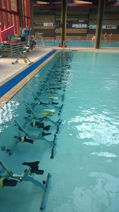 a row of water skis sitting in the middle of a swimming pool