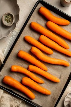 there are many carrots on the baking sheet