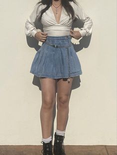 Flare Jean Skirt Outfit, Denim Skirt Ideas Outfits, Outfits With White Denim Skirt, Denim Skirt Top Outfit, Cute Jean Skirt Outfits Black Women, Mini Flared Skirt Outfit, Tops With Denim Skirt, Jean Flare Skirt Outfits, Black Denim Pleated Skirt Outfit