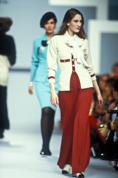 Chanel Spring Summer, Chanel Runway, Classic Chanel, 90s Runway Fashion, Original Supermodels, Mode Chanel, Chanel Spring, Model Outfits, 60 Fashion