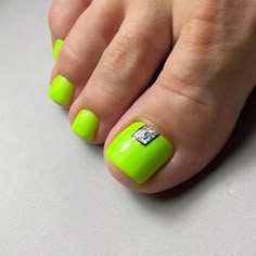 Neon Toe Nails Summer, Nail Colors Bright, Chic Pedicure, Pedicure Trends, Best Toe Nail Color, Green Toe Nails, Toe Nail Colors, Perfect Pedicure, Toes Nails