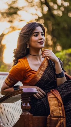 Amrita Aiyer, Types Of Saree, Photoshoot Saree, Ideas For Photoshoot, Amritha Aiyer, Unique Photoshoot, Lean Back, Bollywood Pictures