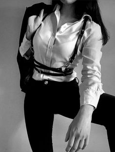 Mafia Au Aesthetic Outfits, Business Casual Woman Aesthetic, Agent Outfits For Women Spy, Detective Girl Aesthetic, Mob Aesthetic Female, Mafia Boss Outfit Woman, Spy Woman Aesthetic, Mafia Women Boss, Mob Boss Outfit