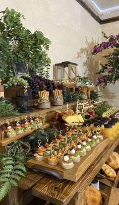 Casa de banquetes Bogotá Appetizer Table Display, Eid Breakfast, Buffet Set Up, Wedding Food Stations, Appetizers Table, Buffet Party, Kitchen Ideas Gray, Kitchen Ideas For Small Spaces, Modern Kitchen Ideas