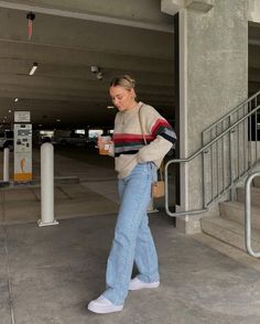 90s Loose Fit Jeans Outfit, Oversized Sweater And Jeans Outfit, Oversized Sweater With Jeans, Jeans And Oversized Sweater, Jeans And Sweater Outfit Fall, 90s Straight Jeans Outfit, Jean And Sweater Outfits, Jeans Sweater Outfit, Wife Leg Jeans Outfit