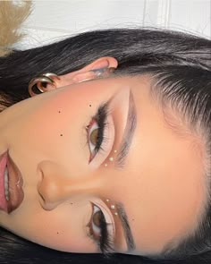 Makeup Ideas Eyeshadows Natural, Eyeliner Lashes Make Up, Neutral Makeup With Rhinestones, Light Neutral Makeup Natural Looks, Cute Brown Eyeshadow Looks, Euphoria Make Up Ideas, Graduation Makeup With Rhinestones, Bad Bunny Concert Makeup Nadie Sabe, Neutral Glam Eye Makeup