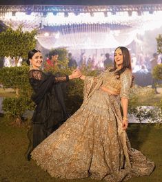 Bride Pose With Best Friend, Mehndi Photoshoot With Friends, Bride Pose With Friends, Photo Poses In Lehenga With Sister, Sisters Wedding Poses, Wedding Pose With Sister, Wedding Pose For Bride Sister, Indian Bridesmaid Photoshoot Ideas, Poses With Sister Wedding