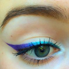 Easy Graphic Eyeliner Ideas, Trend Eyeliner, Spring Eyeliner, Easy Graphic Eyeliner, Graphic Eyeliner Ideas, Ombre Eyeliner, Fly Eyes, Color Eyeliner Makeup, Eye Inspiration