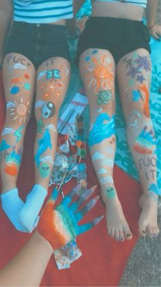 Easy Leg Painting Ideas, Painted Legs Body Art, What To Draw On Your Leg, Paint Legs Art, Painting On Legs Ideas Summer, Drawing Ideas On Leg, Painting Legs Summer, Paint On Legs Ideas, Leg Painting Summer