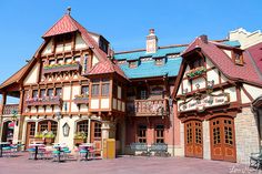 a large building with many windows and lots of wood trimmings on the roof