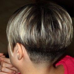 too short and low lights too dark? Messy Bob Hairstyles, Sassy Hair, Bowl Cut