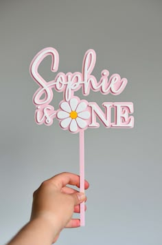 a person holding up a pink sign that says sophie and donee on it