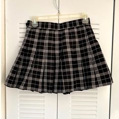 Pleated Skirt With Built In Shorts. Side Zipper And Button Closure. Preppy High Waist Lined Skirt, Chic Skirted Bottoms For School, Black Preppy Skort For Spring, Preppy Black Skort For Spring, Chic Skirted School Bottoms, Preppy Black Spring Skort, Preppy Mini Length Black Bottoms, Preppy Black Mini Length Bottoms, Preppy Black Mini-length Bottoms