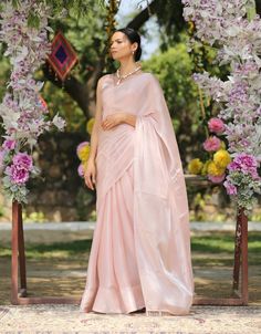 Champagne Saree, Bridesmaid Saree Indian, Pink Sarees, Black Saree Blouse, Bridesmaid Sarees, Saree Pallu